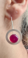 Preview: Große, runde Ohrhänger mit einem leuchtend pinkfarbenen Chalcedon.