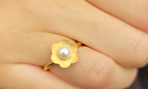 Hübscher Ring goldplattiert mit einer Blume und einer Süßwasserperle