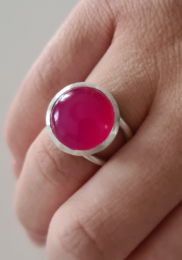 Ring mit einem leuchtend, pinkfarbenen Chalcedon.