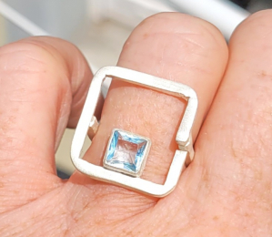 Ring " Leichtigkeit", quadratisch,  mit einem Topas von 6 mm.