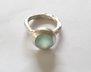Ring "Organic" mit einem helblauen Chalcedon