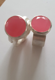 Massiver Ring aus der Kollektion " Organic" mit einem pinkfarbenen Edelstein