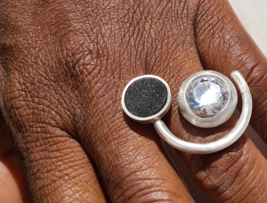 Ausgefallener Ring mit zwei Edelsteinen