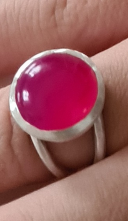 Ring mit einem leuchtend, pinkfarbenen Chalcedon.