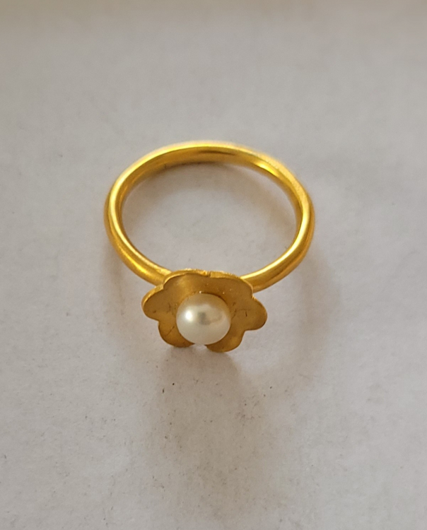 Hübscher Ring goldplattiert mit einer Blume und einer Süßwasserperle