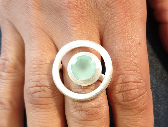 Ausgefallener, runder Ring mit einem hellblauen Chalcedon.