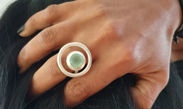 Ausgefallener, runder Ring mit einem hellblauen Chalcedon.