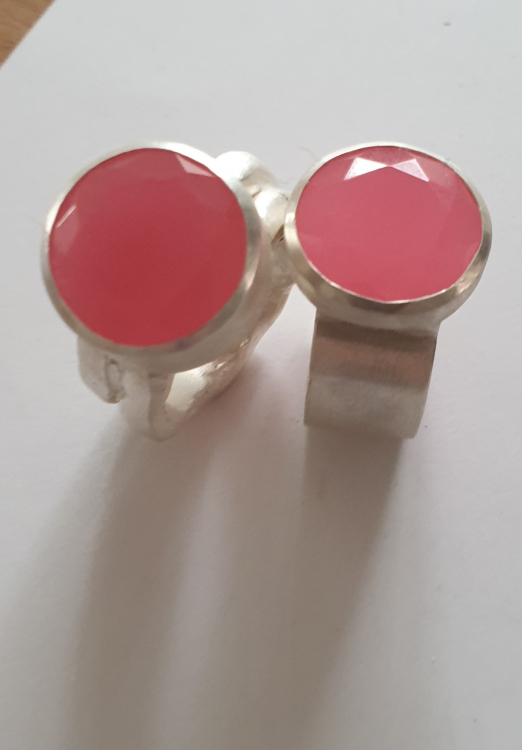 Massiver Ring aus der Kollektion " Organic" mit einem pinkfarbenen Edelstein